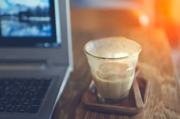 Kaffeetasse und Laptop für geschäftliche Zwecke, selektiver Fokus auf Kaffee und — Stockfoto
