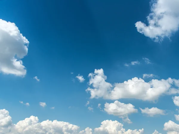 Witte wolken op de blauwe hemel. Sky textuur — Stockfoto