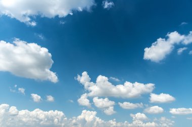 Beyaz bulutların üstünde mavi gökyüzü. Gökyüzü doku