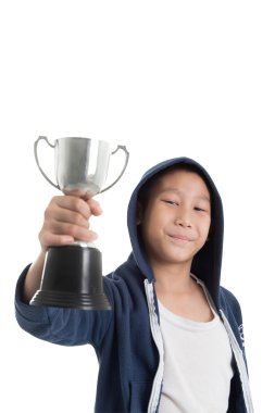 Beyaz Kırpma yoluyla bir kupa tutan çocuk