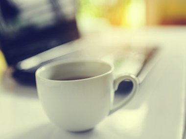 kahve kahve fincanı ve laptop için iş, seçici odak.