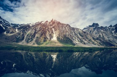 Padum villange ve büyük Himalaya Zanskar vadi görünüm