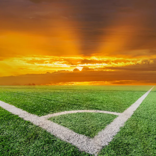 Hoek van een voetbal veld en zon opkomst. — Stockfoto