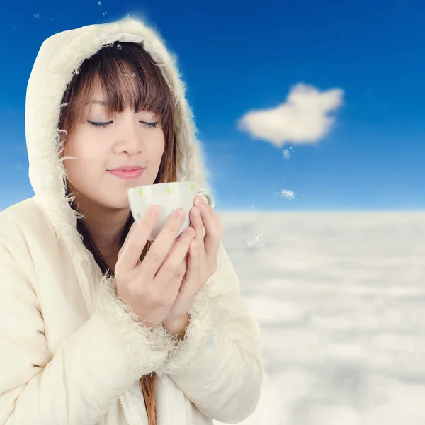 Mujer hermosa con anorak de invierno y taza de té caliente con borroso — Foto de Stock