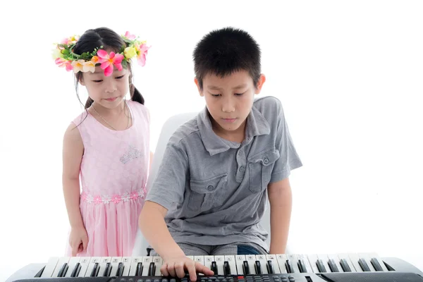 Ásia menino jogar teclado e dançarina menina no branco . — Fotografia de Stock