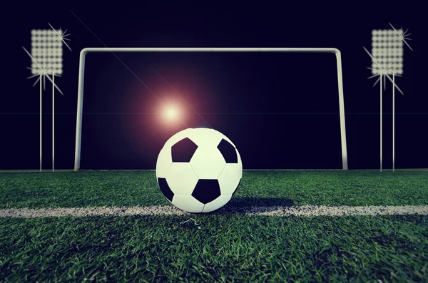 Pelota de fútbol en el campo verde — Foto de Stock