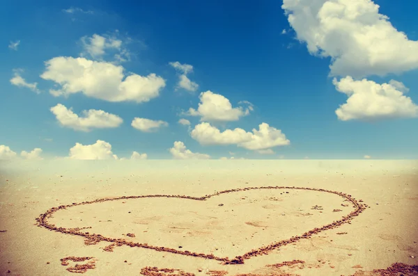 Сердце нарисовано на песке Таиланда пляж с голубым небом — стоковое фото