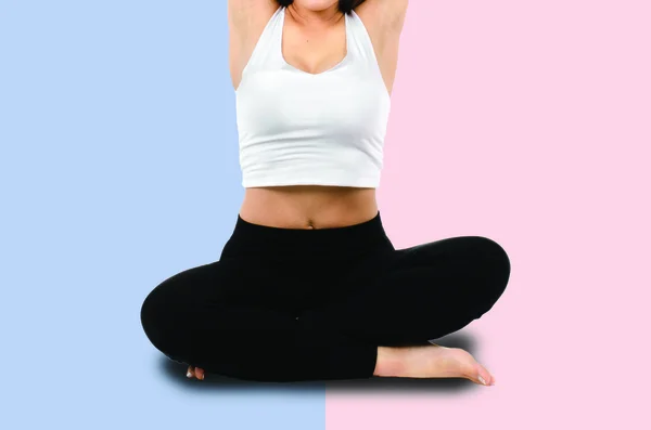 Молодая женщина делает упражнения йоги на цвет пантона — стоковое фото