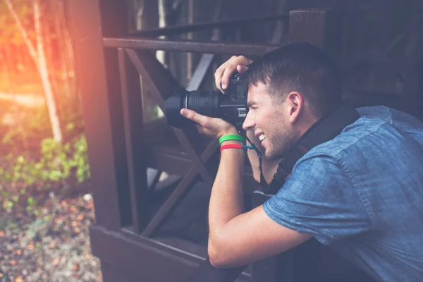 Fotograf med professionell digital kamera tar bilder i — Stockfoto