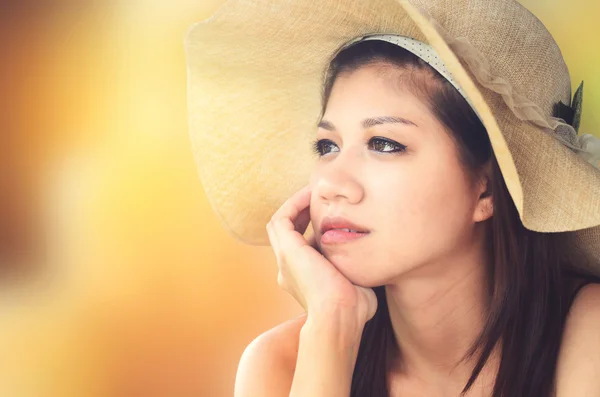 Atraente asiático mulher vestindo chapéu — Fotografia de Stock