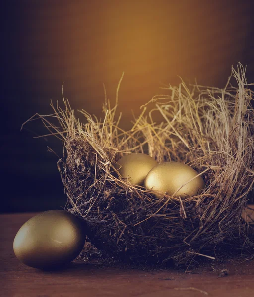 Een Nest hooi met 3 gouden eieren. — Stockfoto