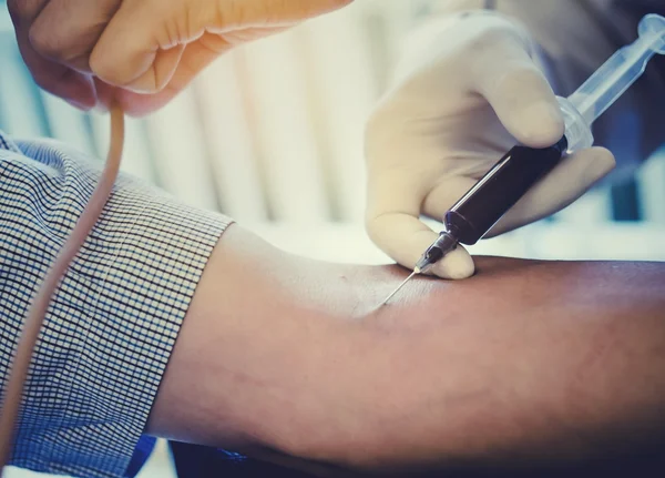 A man having blood test — Stock Photo, Image