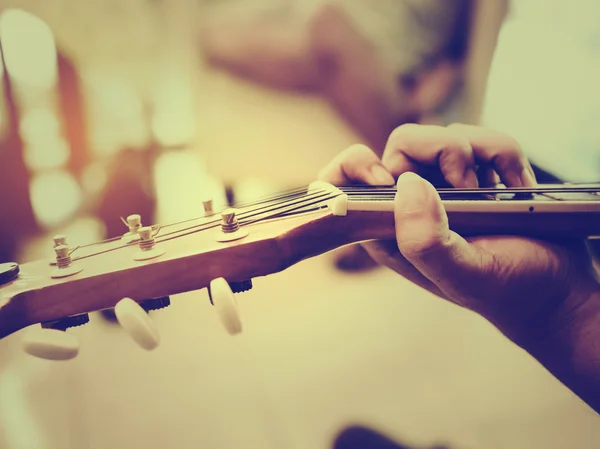 En man spelar en akustisk gitarr-närbild — Stockfoto