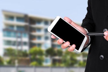 Smartphon kullanarak müreffeh emlak şirketinin sahibi adam