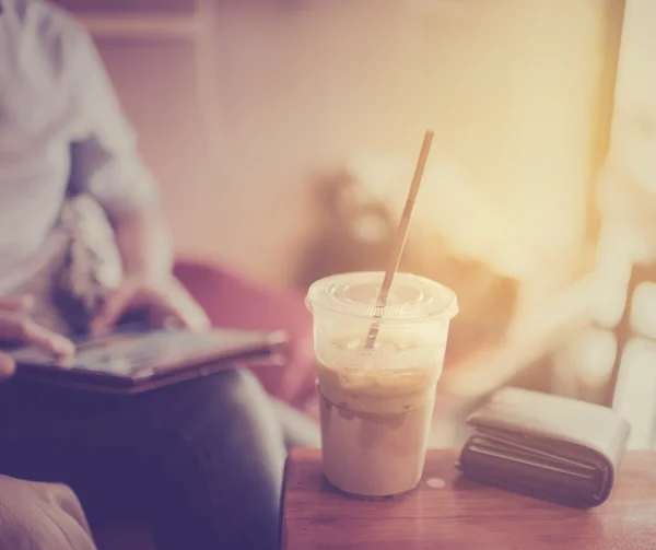 Льодова кава в пластиковому склі з гаманцем в кафе з бізнесменом — стокове фото