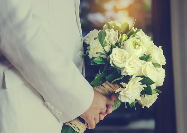 Close up van bruiloft boeket in handen van de bruidegom — Stockfoto