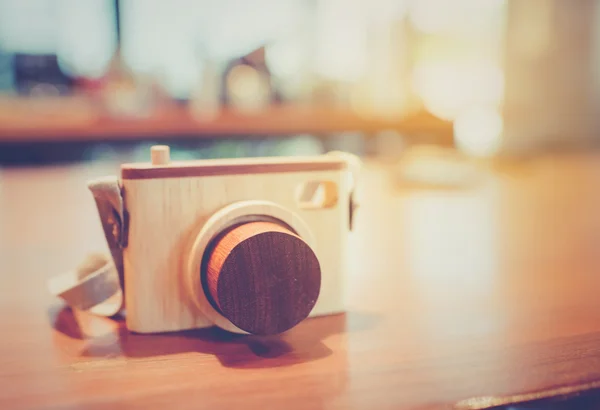 Câmera de brinquedo vintage na mesa . — Fotografia de Stock