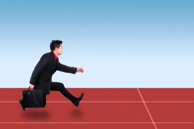 Asya iş adamı bir yarış pisti üzerinde, 