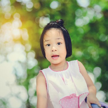 Asyalı küçük çocuk eğlence parkında oynayan 