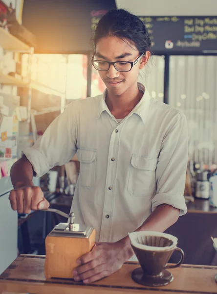 Barista hacer molinillo de café en la cafetería . —  Fotos de Stock
