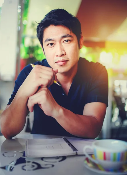 Feliz jovem asiático homem de negócios pensando — Fotografia de Stock