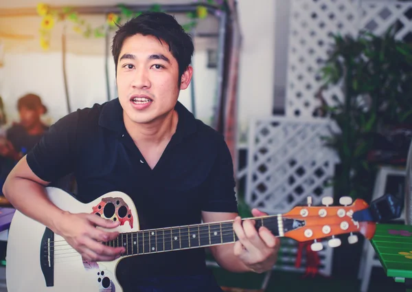 Asiático homem com uma guitarra . — Fotografia de Stock