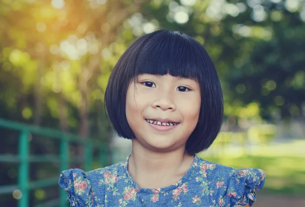 Happy Asiangirl avkopplande i parken utomhus. — Stockfoto