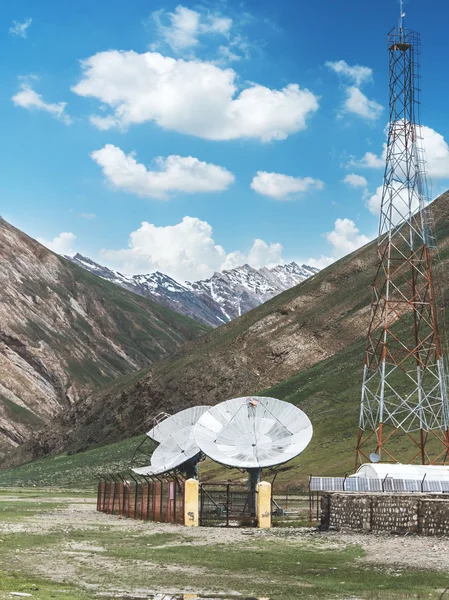 Grandes antenas parabólicas y paneles solares en Rangdum, Padum , — Foto de Stock