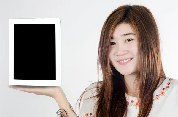 Porträtt av asiatisk kvinna närvarande tablet isolerad på vit — Stockfoto