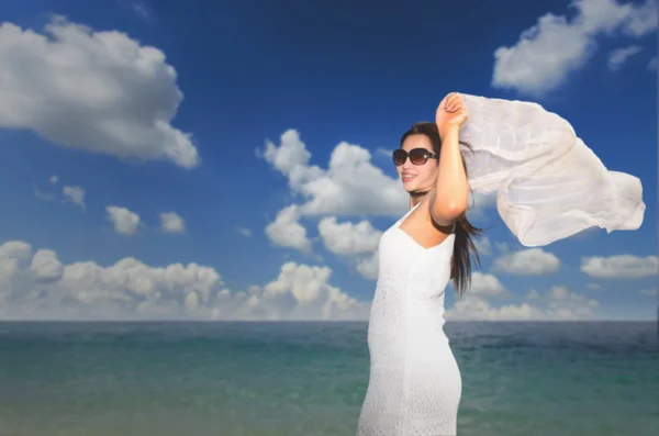 Desfocado fundo Mulher desfrutar do sol e do mar — Fotografia de Stock