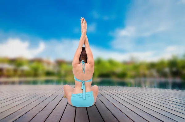 Meditación de yoga cerca de piscina. Bikini cuerpo mujer meditando relajante —  Fotos de Stock