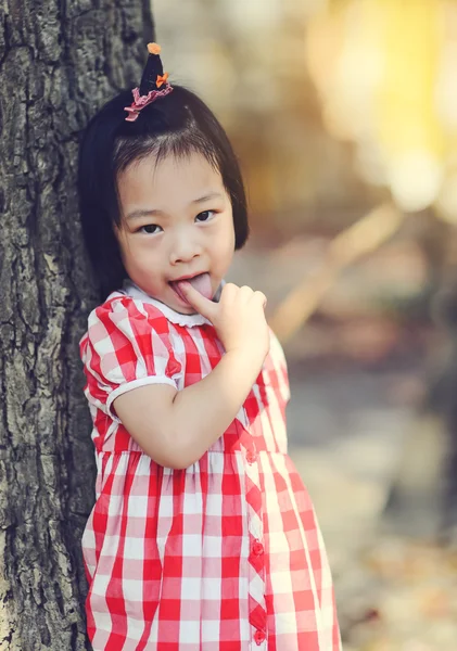 屋外の公園でシャイなアジアの女の子. — ストック写真