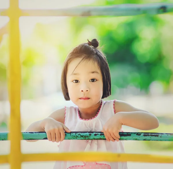 Asyalı küçük çocuk eğlence parkında oynayan — Stok fotoğraf