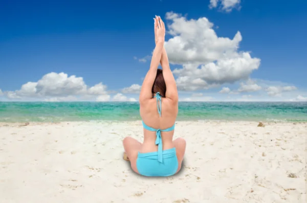 Blury pozadí ženu na tropický resort beach jógu relaxovat — Stock fotografie