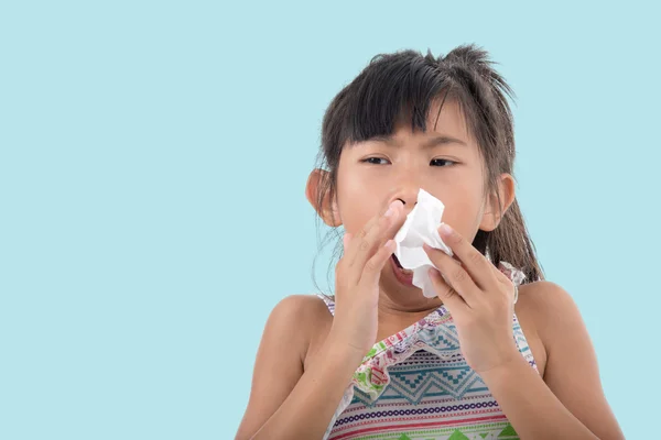 Influensa förkylning eller allergi symptom. Sjuk ung asiatisk tjej med feber sne — Stockfoto