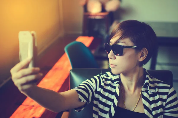 Hermosa mujer hipster pelo corto inteligente con gafas de sol en th — Foto de Stock