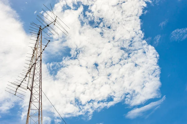 Torre de telecomunicaciones mástil antenas de TV tecnología inalámbrica ingenio — Foto de Stock