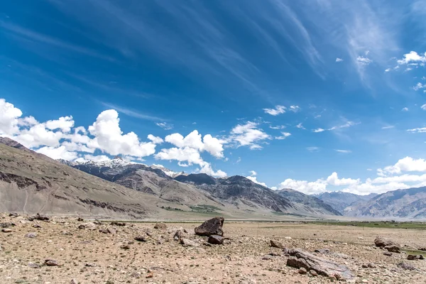 Vista de la montaña del Himalaya y piedras secas con luz del día y cielo —  Fotos de Stock
