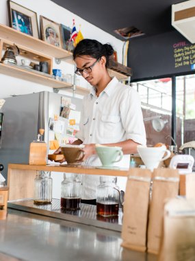 Tek bir fincan kahve evi çalışan demlemek tek bir barista brews
