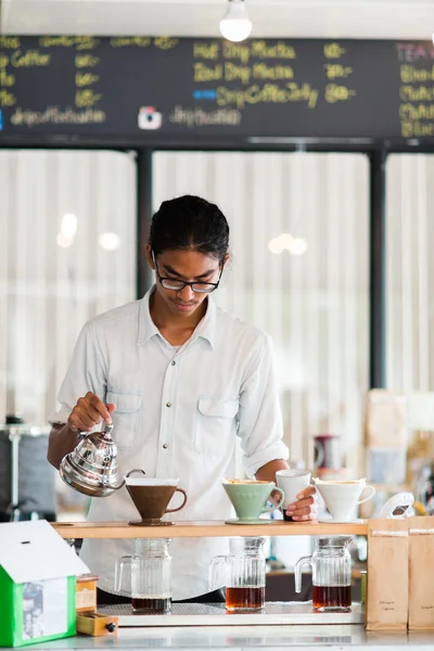 Barista hacer molinillo de café . —  Fotos de Stock