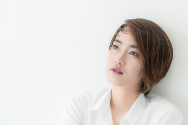 beyaz duvar üzerinde düşünme çekici Asyalı kadın