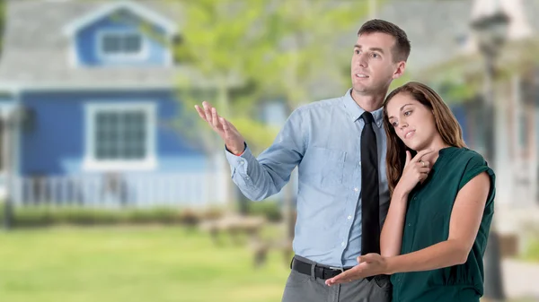 Couple à la recherche de leur maison. Construction résidentielle backgrou — Photo