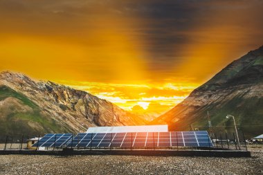 Santral yenilenebilir güneş enerjisi Ga üzerinde gün batımı ile kullanma