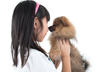 Onu mutlu köpek ile şirin Asyalı çocuk