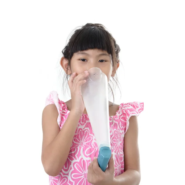 Asiatique enfant à l'aide d'un spray nasal médical dans le nez sur blanc — Photo