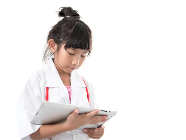 Jonge vrouwelijke arts met behulp van de tablet - geïsoleerd op een witte backgro — Stockfoto