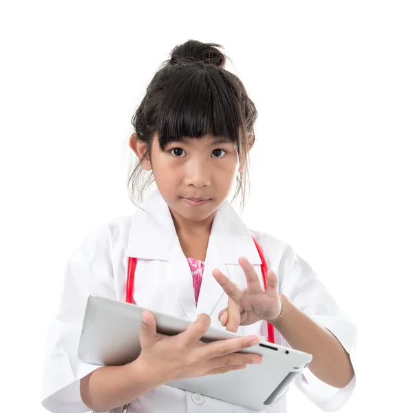 Jonge vrouwelijke arts met behulp van de tablet - geïsoleerd op een witte backgro — Stockfoto