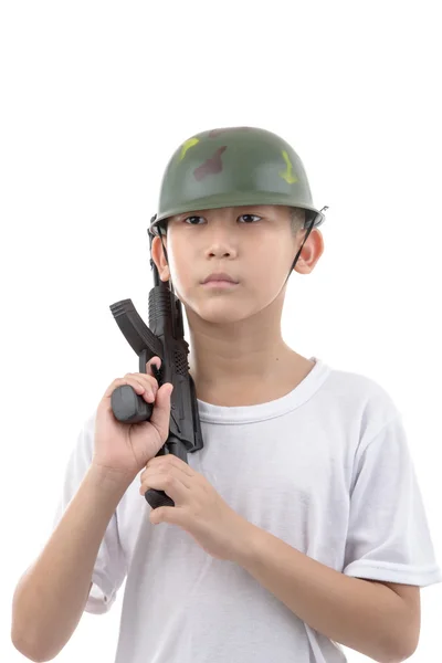 Азиатский мальчик с пистолетом изолированы на белом фоне — стоковое фото