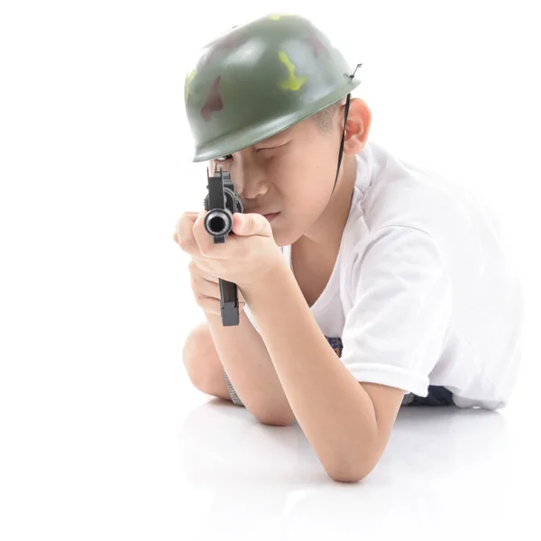 Asiatique garçon avec pistolet isolé sur fond blanc — Photo