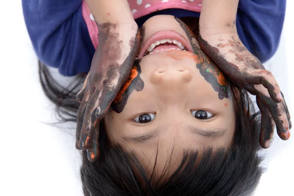 Rolig liten flicka med händerna målade i färgglad färg. Isolerade — Stockfoto